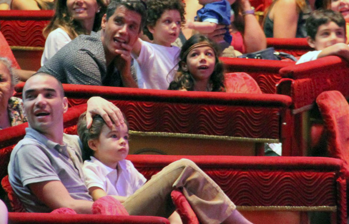 Márcio Garcia e Caio Blat se divertem em dia de circo com a família,