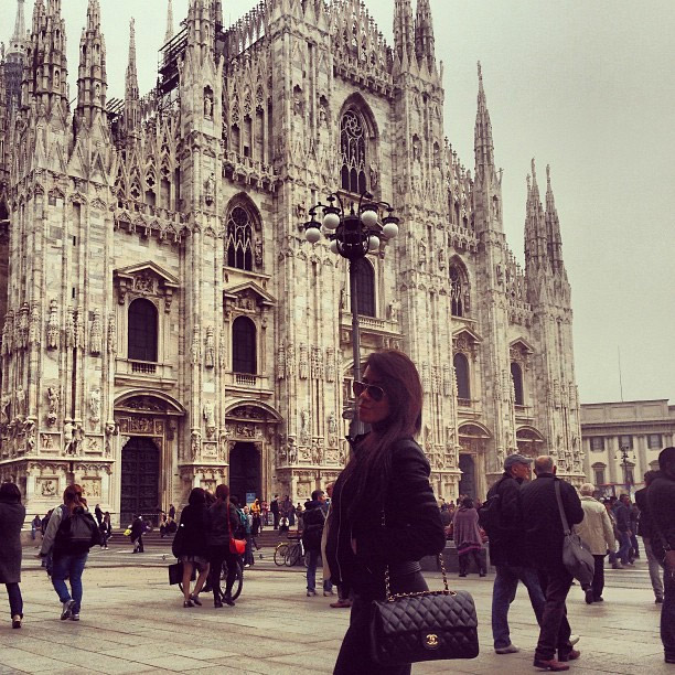 Irmã de Neymar passeia em Milão toda trabalhada na Chanel