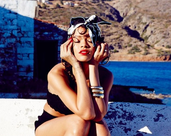 Rihanna passeia pela Grécia e aproveita para clicar ensaio