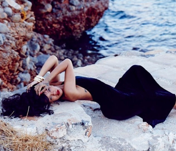 Rihanna passeia pela Grécia e aproveita para clicar ensaio