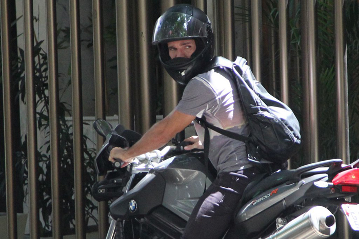 Daniel Oliveira anda de moto por Ipanema