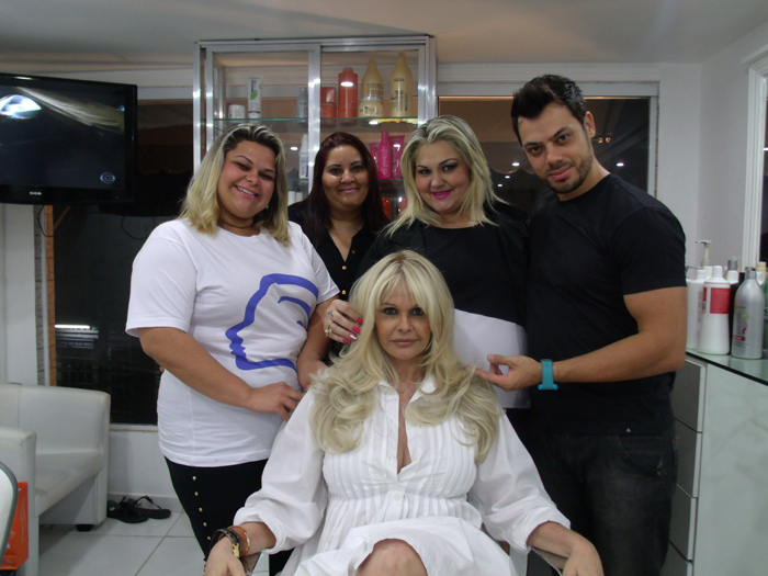 Monique Evans coloca mega hair e pinta de loiro platinado