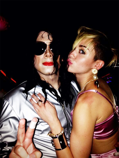 Miley Cyrus posta foto ao lado de sósia de Michael Jackson