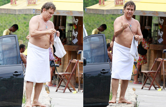 Marcos Frota troca de roupa, em plena Prainha, no Rio