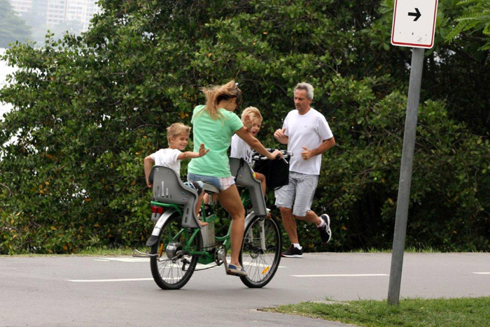 Fernanda Lima anda de bicicleta com os filhos pela Lagoa Rodrigo de Freitas