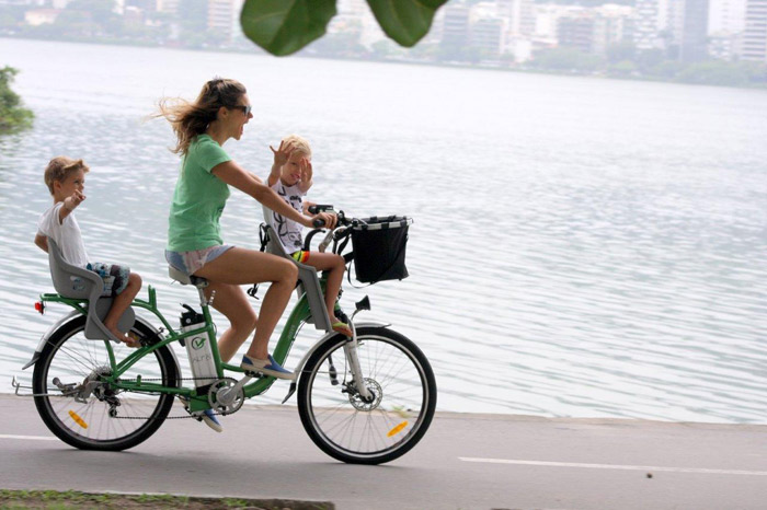 Fernanda Lima anda de bicicleta com os filhos pela Lagoa Rodrigo de Freitas