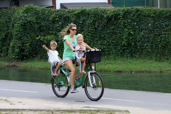 Fernanda Lima anda de bicicleta com os filhos pela Lagoa Rodrigo de Freitas