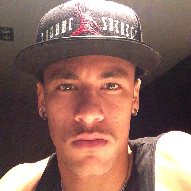 Neymar deixa bigode crescer e comenta “moço bigode grosso”