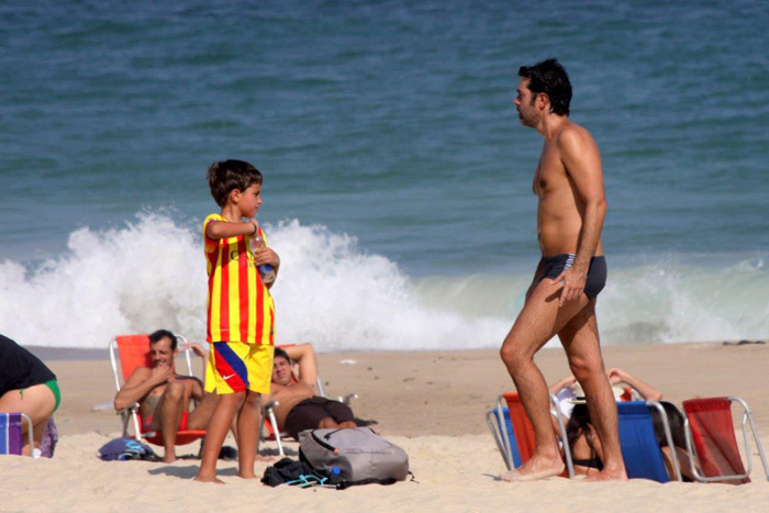Bruno Mazzeo leva o filho para jogar bola na praia
