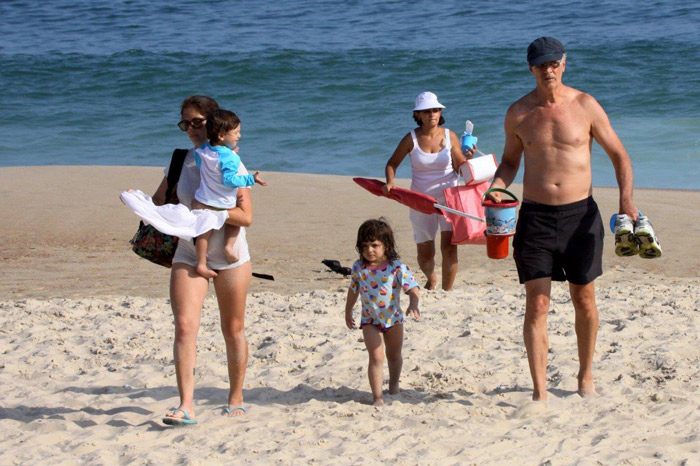 Marcos Caruso se diverte com a neta, Clarice, na praia