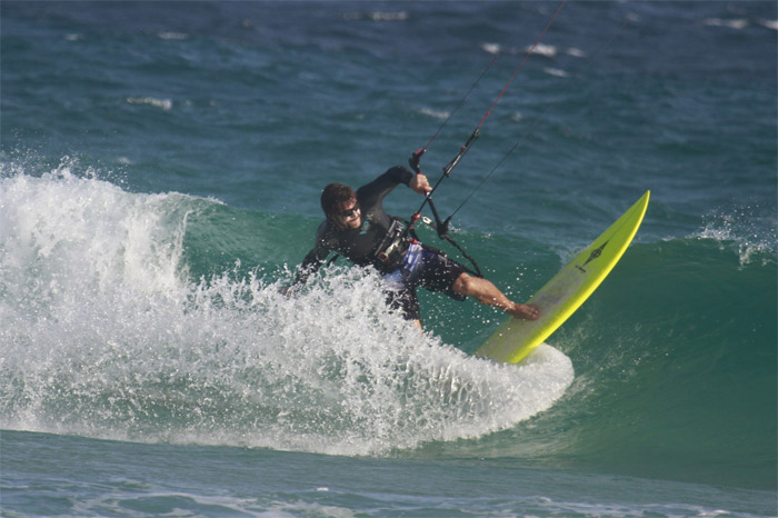 Cláudio Heinrich pratica kitesurf na praia da Barra da Tijuca