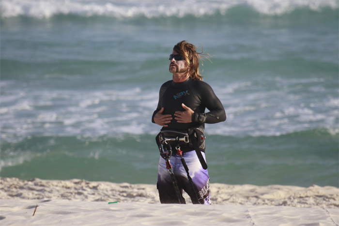 Cláudio Heinrich pratica kitesurf na praia da Barra da Tijuca