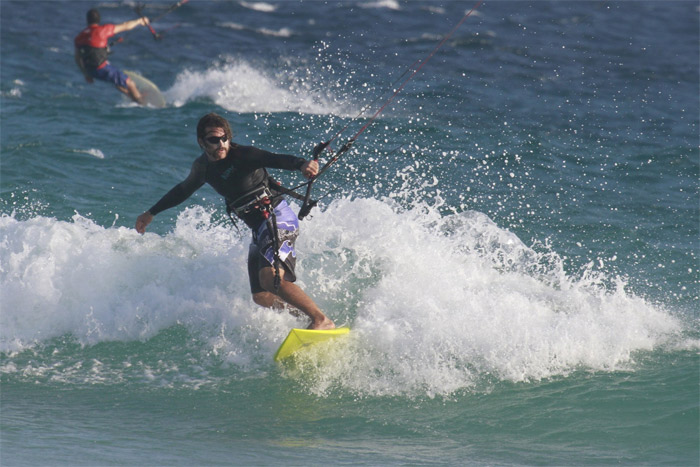 Cláudio Heinrich pratica kitesurf na praia da Barra da Tijuca