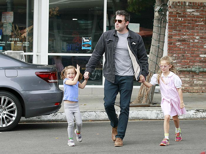 Paizão! Ben Affleck leva as filhas para tomar sorvete