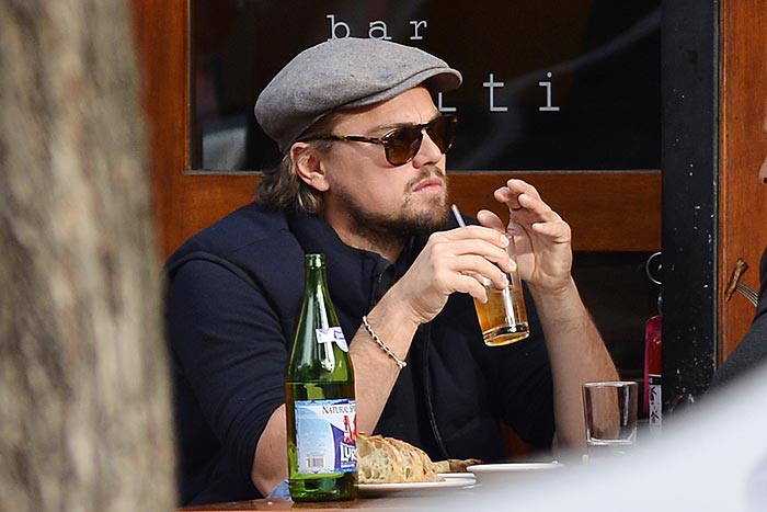 Leonardo DiCaprio almoça com um amigo em restaurante de Nova York