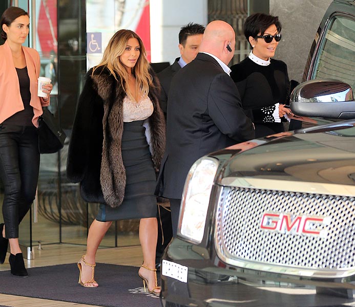 Kim Kardashian leva a mãe para assistir a um show do noivo Kanye West