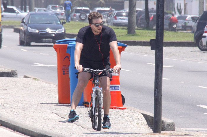 Thiago Fragoso pedala em praia carioca