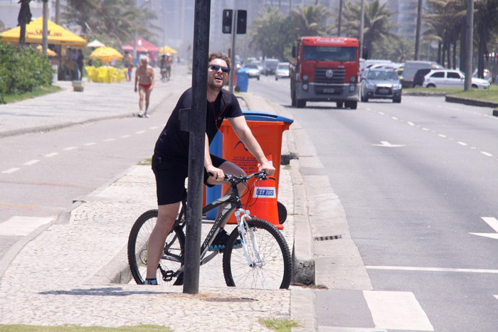 Thiago Fragoso pedala em praia carioca