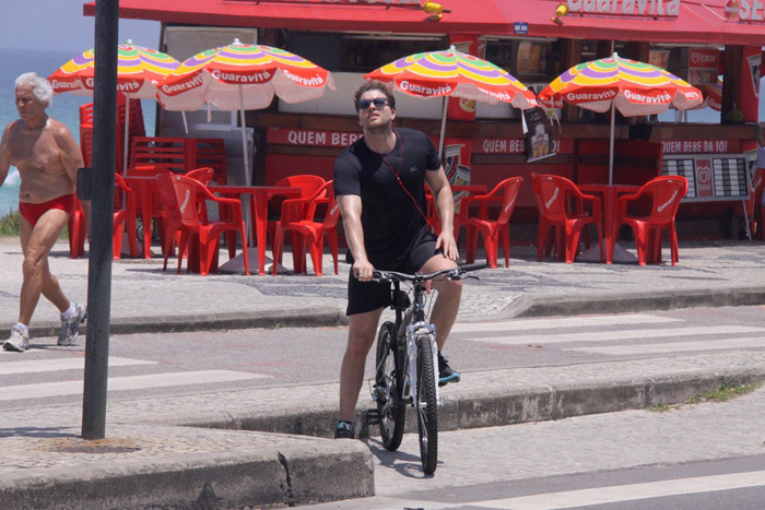 Thiago Fragoso pedala em praia carioca