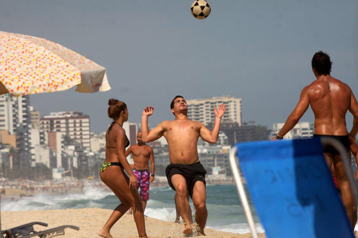 Thiago Martins bate bola em praia do Rio de Janeiro