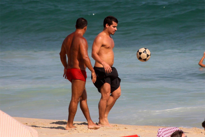 Thiago Martins bate bola em praia do Rio de Janeiro