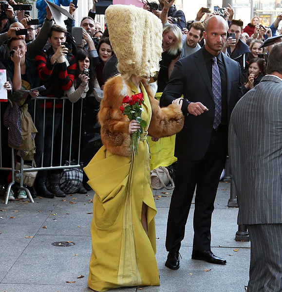 Lady Gaga usa acessório de cabeça pra lá de excêntrico