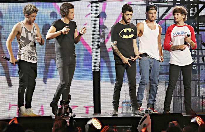 One Direction faz show na Austrália com aparência de cansado