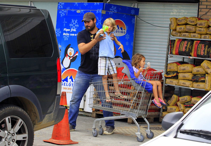 Thiago Lacerda faz compras com os filhos