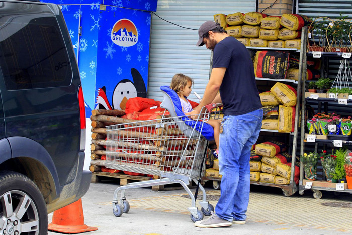 Thiago Lacerda faz compras com os filhos