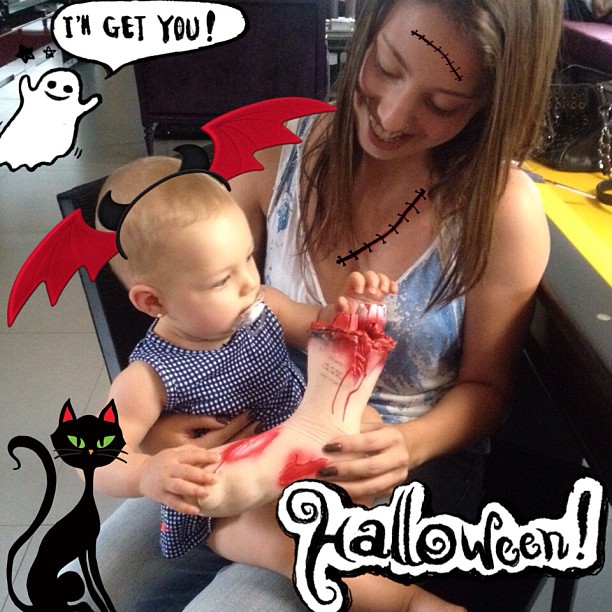 Sheila Mello comemora Halloween com a filha