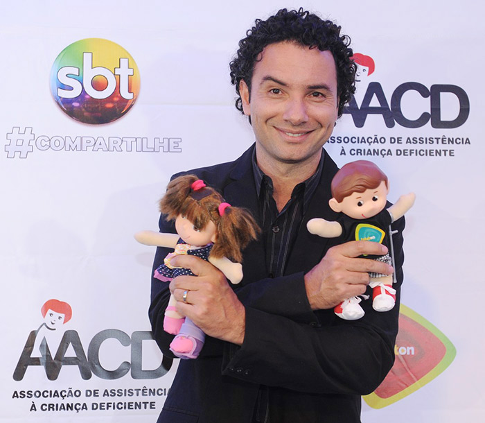 Marco Luque dá show no palco e pede doações ao Teleton 2013