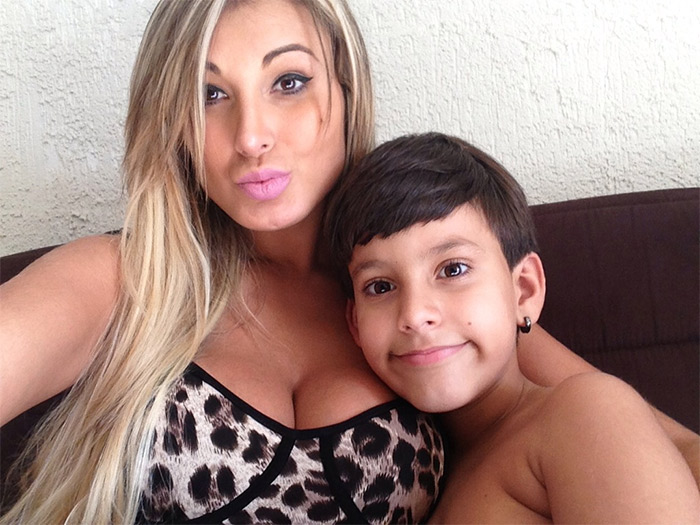 Andressa Urach paparica o filho, Arthur: “Meu rei!”