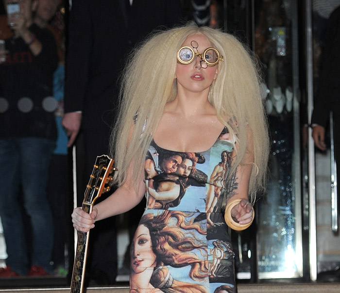 Lady Gaga usa óculos maluco para passear em Londres