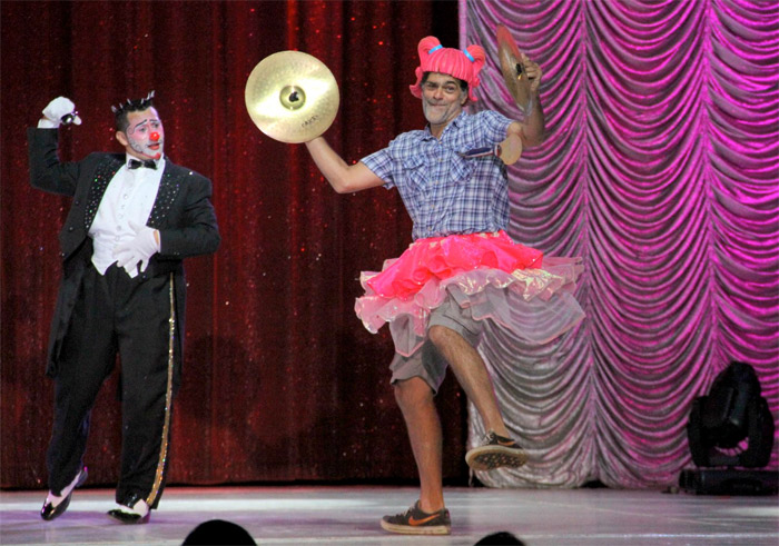Du Moscovis se diverte de peruca e saia rosa em circo no Rio