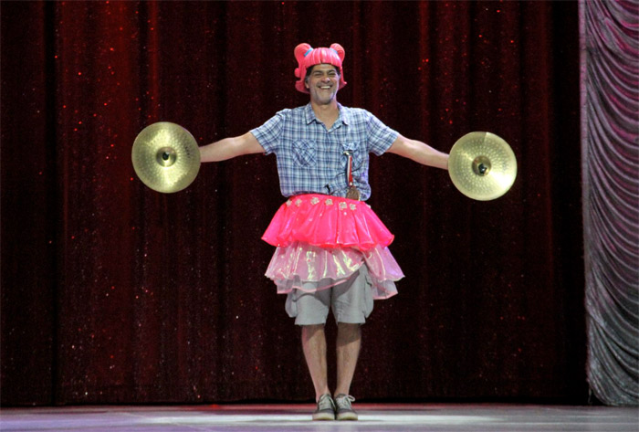 Du Moscovis se diverte de peruca e saia rosa em circo no Rio