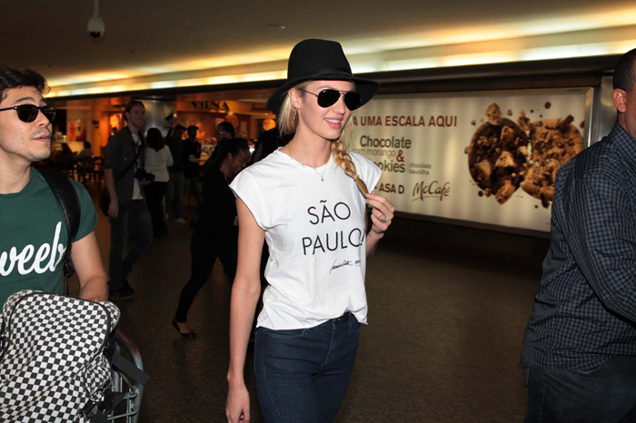 Candice Swanepoel chega ao Brasil para participar da São Paulo Fashion Week