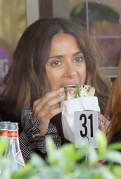 Salma Hayek faz sujeira comendo um burrito em restaurante de Los Angeles