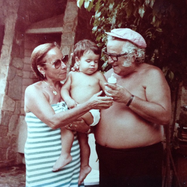 Fernanda Pontes mostra foto de Diogo Boni no colo de Chacrinha