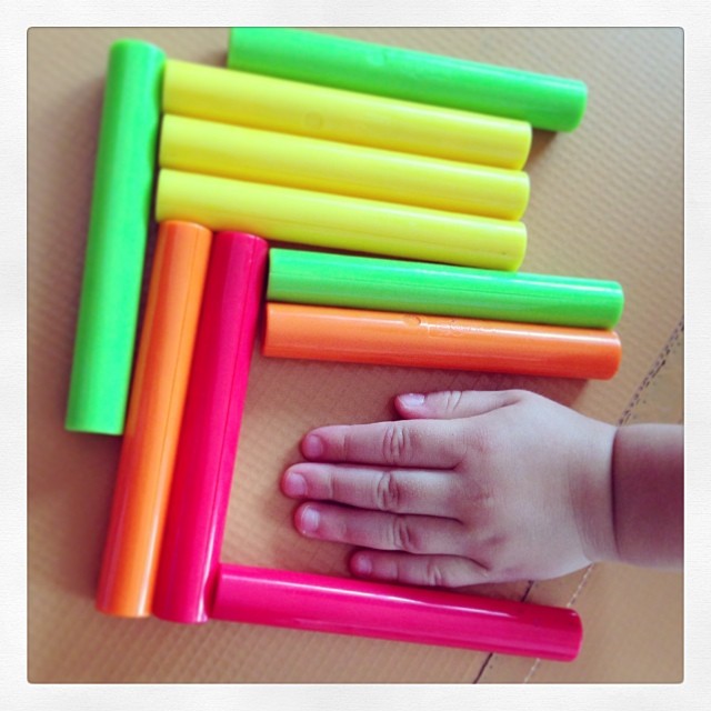 Dani Suzuki mostra o filho brincando com bastões coloridos