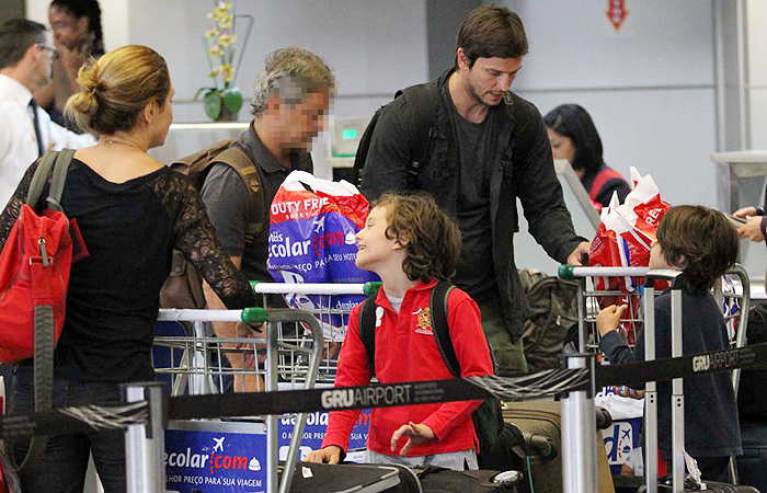 Adriana Esteves e Vladmir Brichta viajam para o exterior com a família