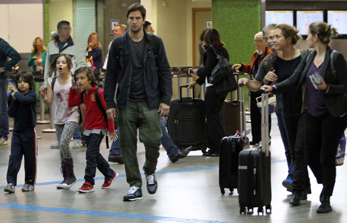 Adriana Esteves e Vladmir Brichta viajam para o exterior com a família