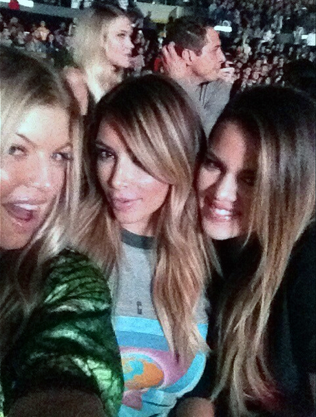 Fergie posa com Khloe e Kim Kardashian