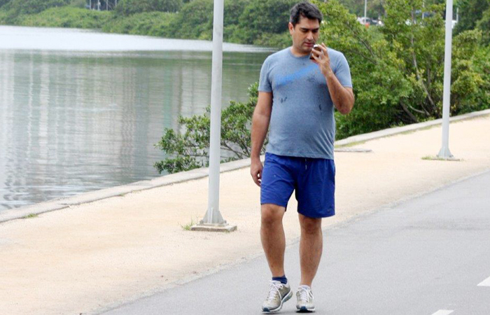 Zeca Camargo sua a camiseta durante caminhada na Lagoa