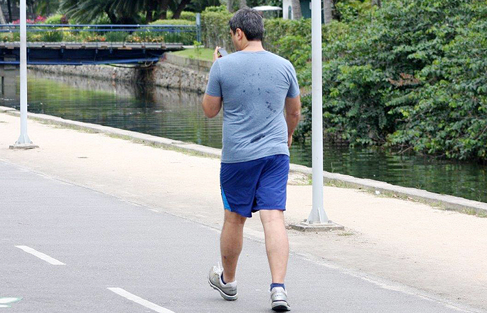 Zeca Camargo sua a camiseta durante caminhada na Lagoa