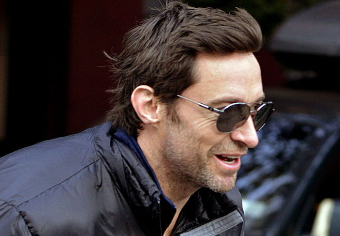 Hugh Jackman vai para a academia de patinete