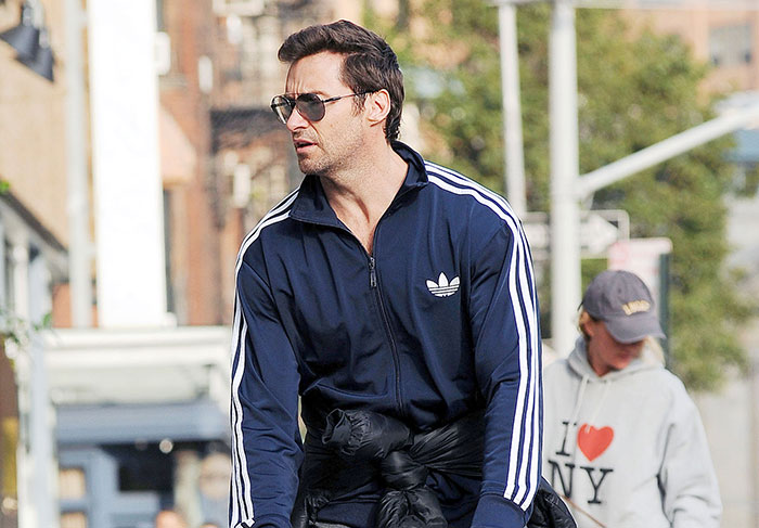 Hugh Jackman vai para a academia de patinete