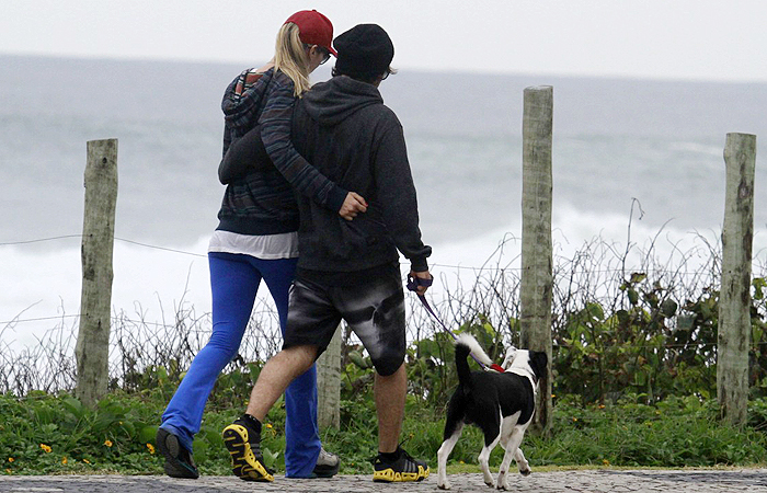 Ellen Jabour e o namorado passeiam com o cachorro