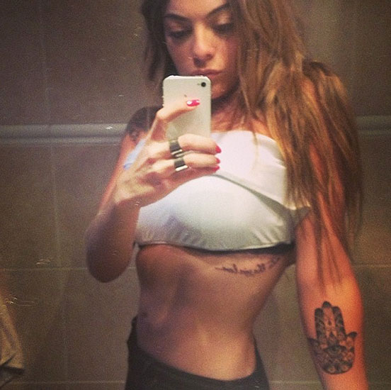 Monique Amin mostra novas tatuagens e silhueta enxuta