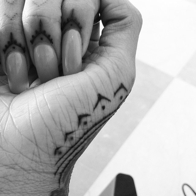 Rihanna faz sua segunda tatuagem de henna