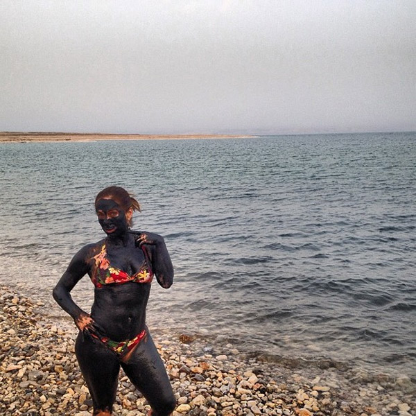Cissa Guimarães aparece coberta de lama do Mar Morto